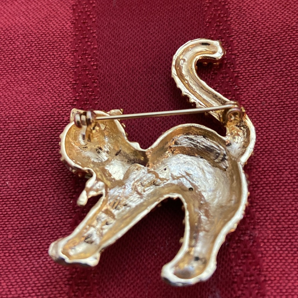 Vintage 90s Rhinestoned Gold Toned Crouching Cat with Green Eyes Broach - Picture 4 of 6